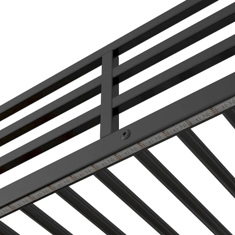 Letto a soppalco matrimoniale in metallo e legno con scrivania, mensole, luci LED e ricarica USB