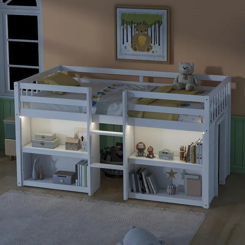 Letto a soppalco basso in legno per due persone con ripiani a due livelli e LED