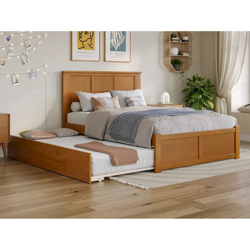 Letto a piattaforma in legno massello con pediera e rotelle singole, design tradizionale a pannelli, diversi colori e misure