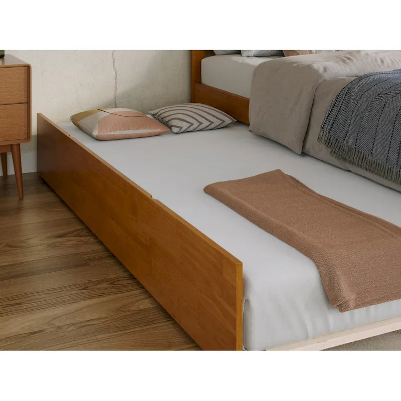 Letto a piattaforma in legno massello con pediera e rotelle singole, design tradizionale a pannelli, diversi colori e misure