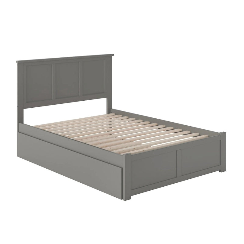 Letto a piattaforma in legno massello full size con pediera, rotelle complete e stazione di ricarica USB