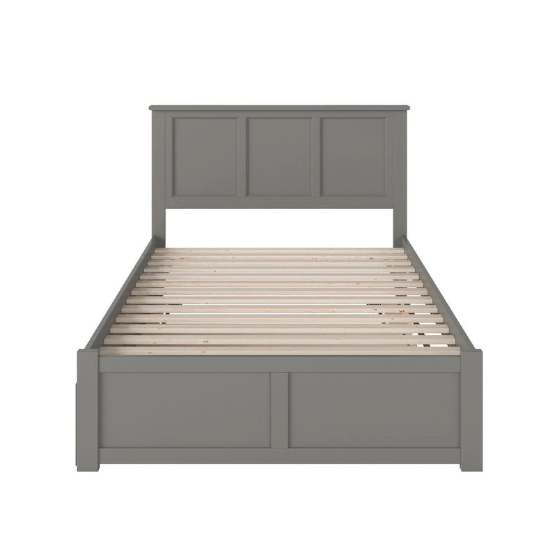 Letto a piattaforma in legno massello full size con pediera, rotelle complete e stazione di ricarica USB