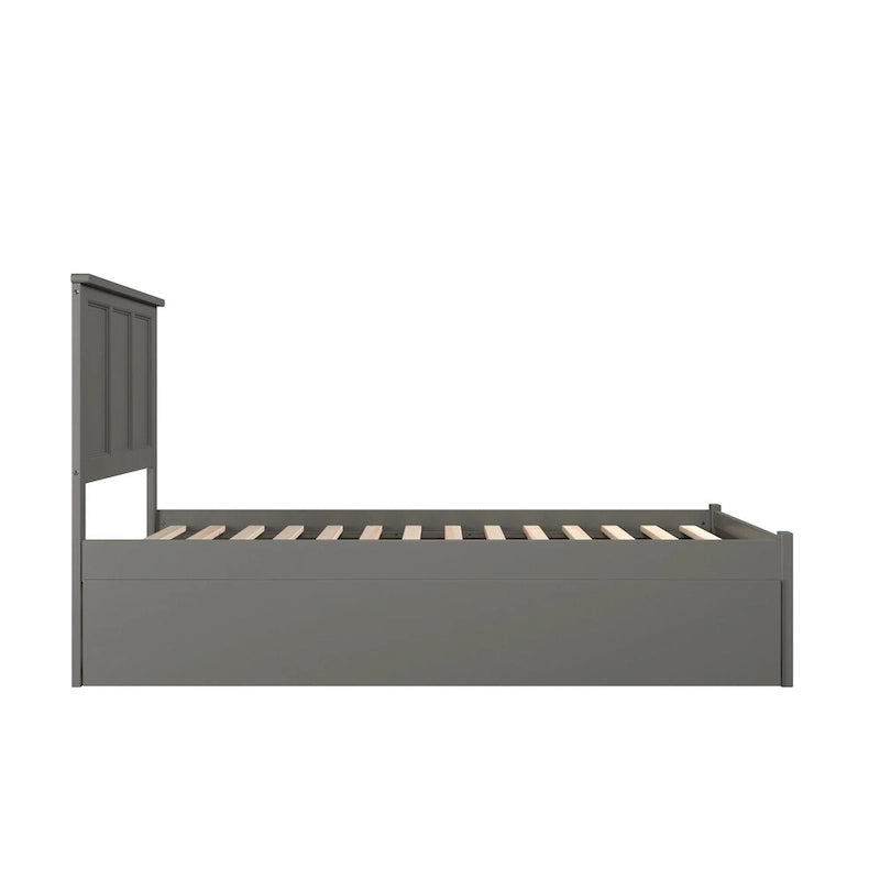 Letto a piattaforma in legno massello full size con pediera, rotelle complete e stazione di ricarica USB