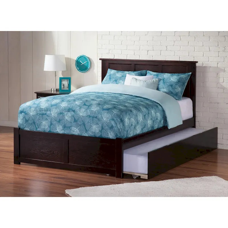 Letto a piattaforma in legno massello full size con pediera, rotelle complete e stazione di ricarica USB