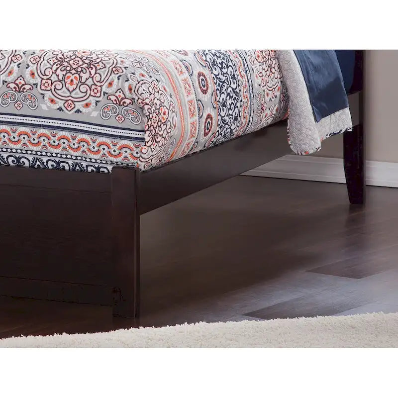 Letto a piattaforma in legno massello full size con pediera, rotelle complete e stazione di ricarica USB