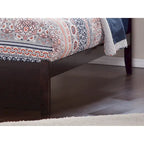 Letto a piattaforma in legno massello full size con pediera, rotelle complete e stazione di ricarica USB