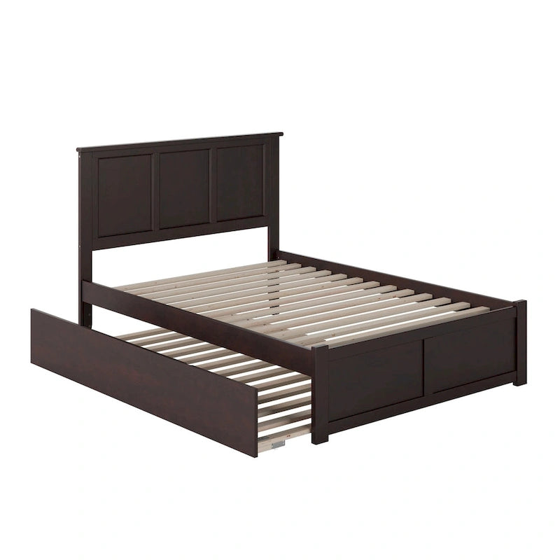 Letto a piattaforma in legno massello full size con pediera, rotelle complete e stazione di ricarica USB