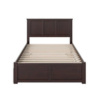 Letto a piattaforma in legno massello full size con pediera, rotelle complete e stazione di ricarica USB