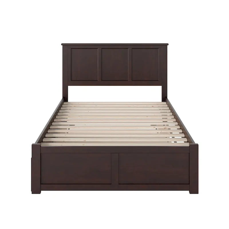 Letto a piattaforma in legno massello full size con pediera, rotelle complete e stazione di ricarica USB