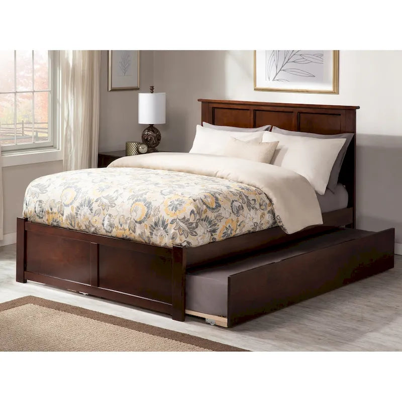 Letto a piattaforma in legno massello full size con pediera, rotelle complete e stazione di ricarica USB