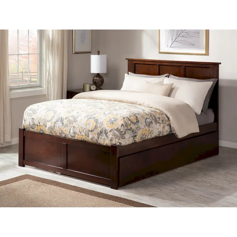 Letto a piattaforma in legno massello full size con pediera, rotelle complete e stazione di ricarica USB