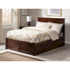 Letto a piattaforma in legno massello full size con pediera, rotelle complete e stazione di ricarica USB