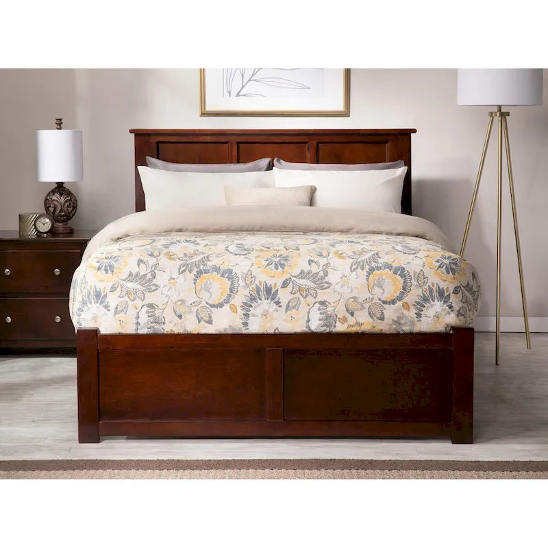Letto a piattaforma in legno massello full size con pediera, rotelle complete e stazione di ricarica USB