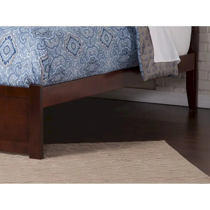 Letto a piattaforma in legno massello full size con pediera, rotelle complete e stazione di ricarica USB