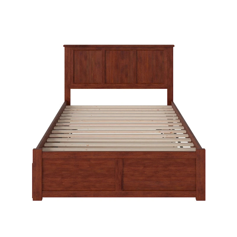 Letto a piattaforma in legno massello full size con pediera, rotelle complete e stazione di ricarica USB