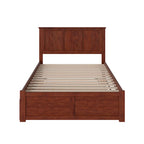 Letto a piattaforma in legno massello full size con pediera, rotelle complete e stazione di ricarica USB