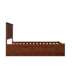 Letto a piattaforma in legno massello full size con pediera, rotelle complete e stazione di ricarica USB