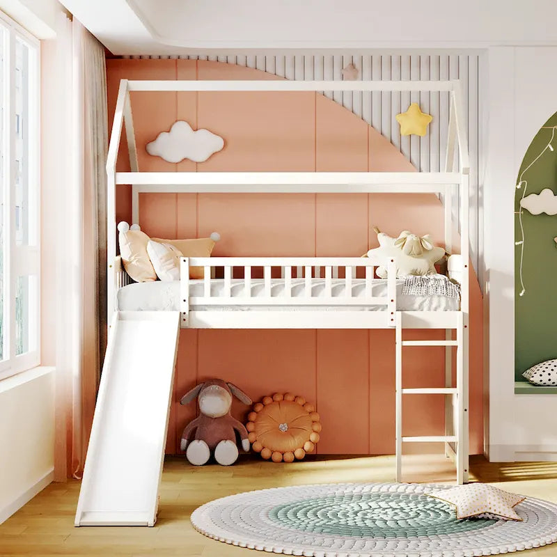 Letto a soppalco a castello con scivolo, struttura in legno, letto-casetta per bambini, design divertente per la camera da letto
