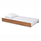 Struttura letto a rotelle singola in legno con anelli in metallo color marrone noce e oro